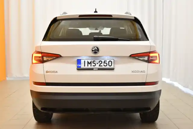 Valkoinen Maastoauto, Skoda Kodiaq – IMS-250