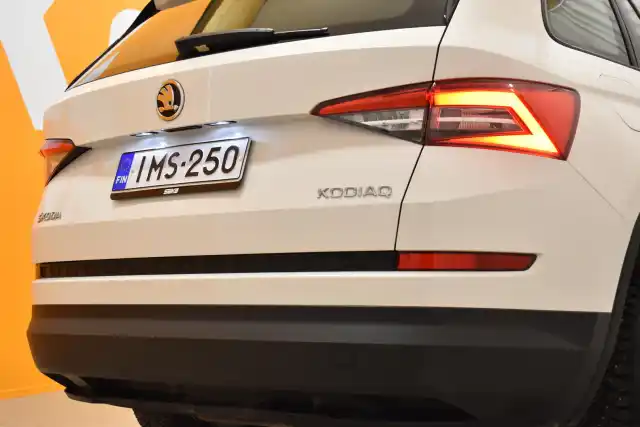 Valkoinen Maastoauto, Skoda Kodiaq – IMS-250