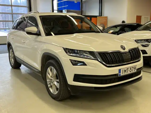 Valkoinen Maastoauto, Skoda Kodiaq – IMT-379