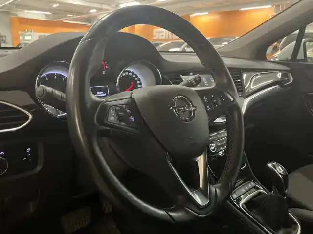 Valkoinen Viistoperä, Opel Astra – IMT-655