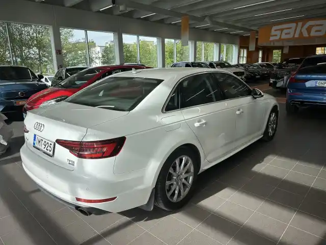 Valkoinen Sedan, Audi A4 – IMT-925