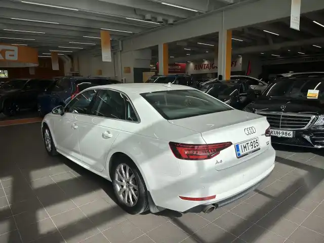 Valkoinen Sedan, Audi A4 – IMT-925