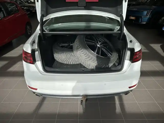 Valkoinen Sedan, Audi A4 – IMT-925