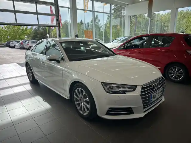 Valkoinen Sedan, Audi A4 – IMT-925