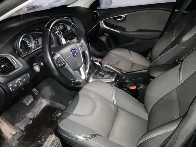 Sininen Viistoperä, Volvo V40 Cross Country – IMX-605