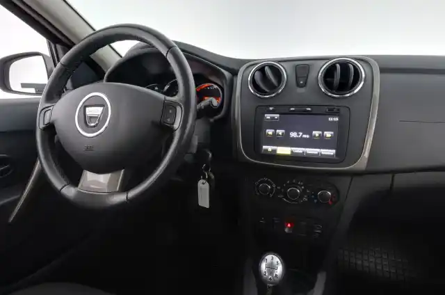 Punainen Viistoperä, Dacia Sandero – INA-418