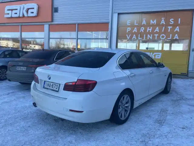 Valkoinen Sedan, BMW 520 – INA-870