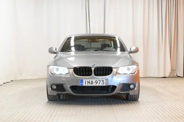 Harmaa Coupe, BMW 330 – INA-973