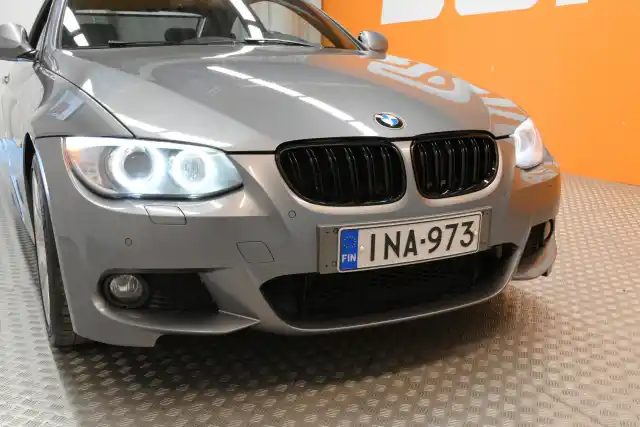 Harmaa Coupe, BMW 330 – INA-973