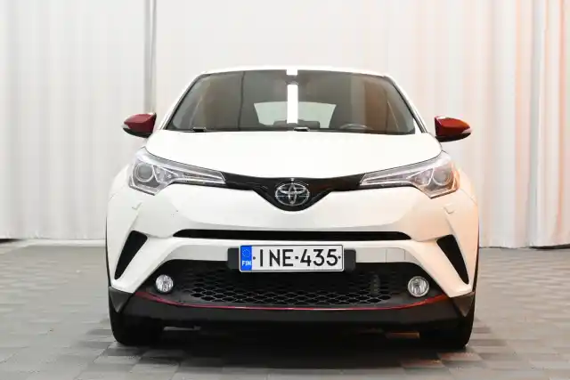 Valkoinen Maastoauto, Toyota C-HR – INE-435