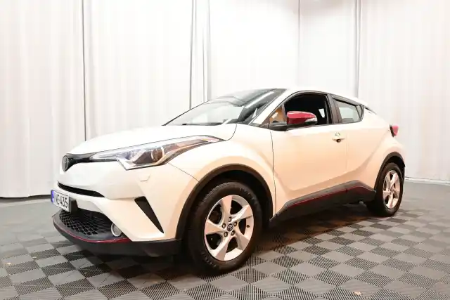 Valkoinen Maastoauto, Toyota C-HR – INE-435