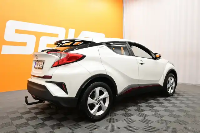 Valkoinen Maastoauto, Toyota C-HR – INE-435