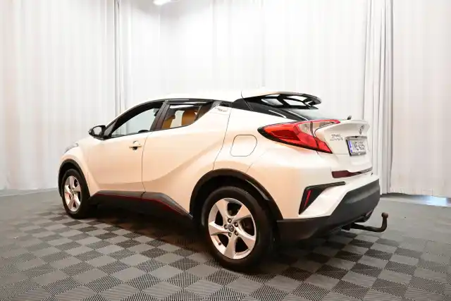 Valkoinen Maastoauto, Toyota C-HR – INE-435