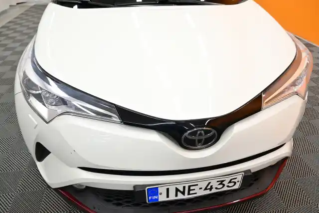 Valkoinen Maastoauto, Toyota C-HR – INE-435