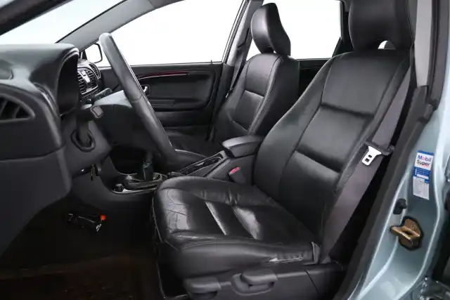 Vihreä Farmari, Volvo V40 – ING-168