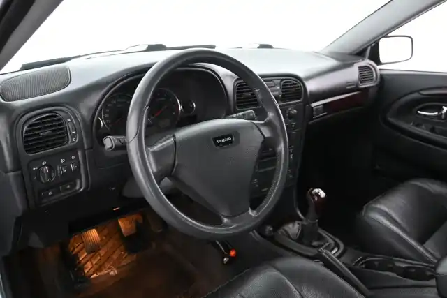 Vihreä Farmari, Volvo V40 – ING-168