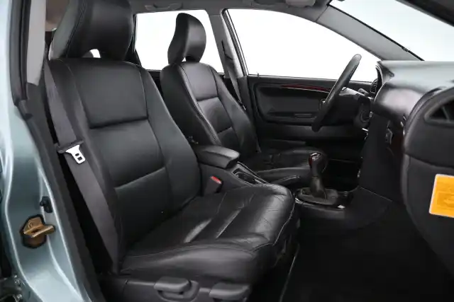 Vihreä Farmari, Volvo V40 – ING-168