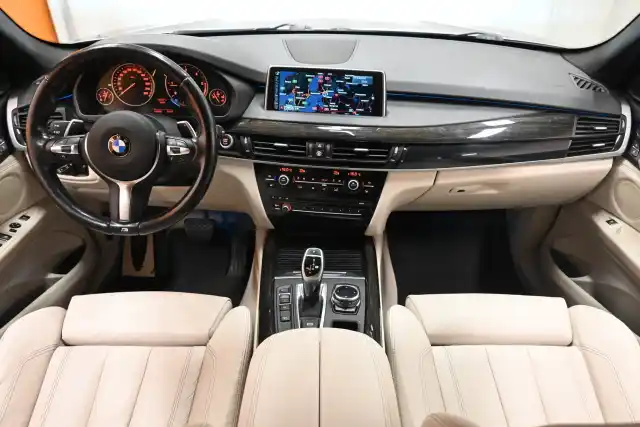 Harmaa Maastoauto, BMW X5 – INJ-221