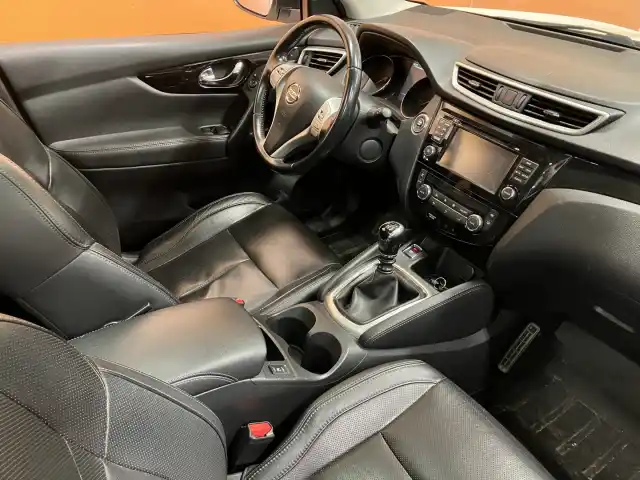 Valkoinen Maastoauto, Nissan Qashqai – INJ-286