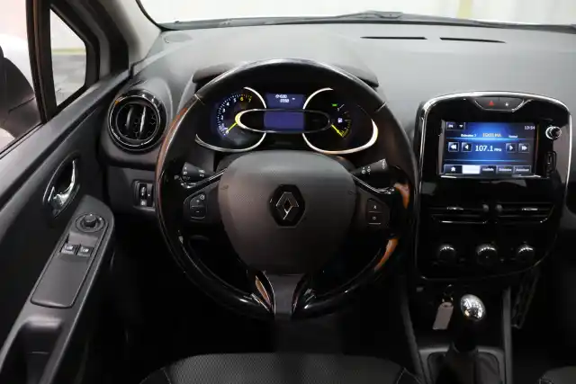 Valkoinen Viistoperä, Renault Clio – INJ-897