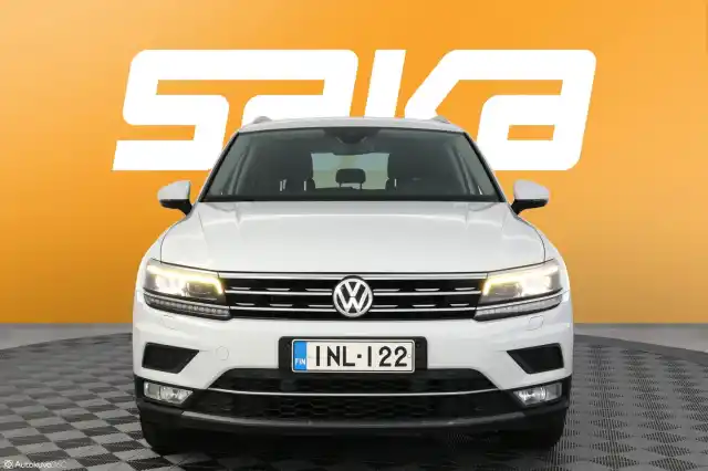 Valkoinen Maastoauto, Volkswagen Tiguan – INL-122