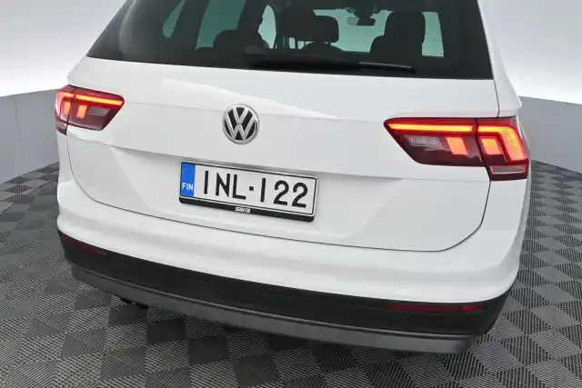 Valkoinen Maastoauto, Volkswagen Tiguan – INL-122