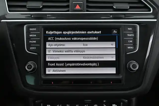 Valkoinen Maastoauto, Volkswagen Tiguan – INL-122