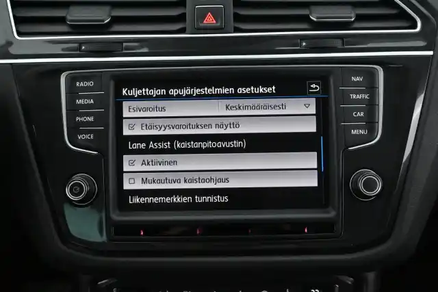 Valkoinen Maastoauto, Volkswagen Tiguan – INL-122