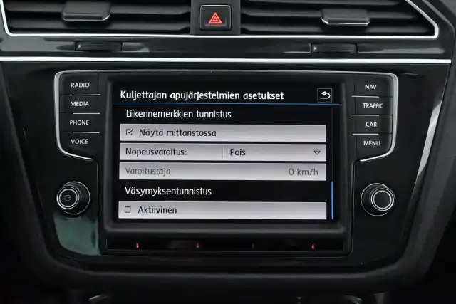 Valkoinen Maastoauto, Volkswagen Tiguan – INL-122