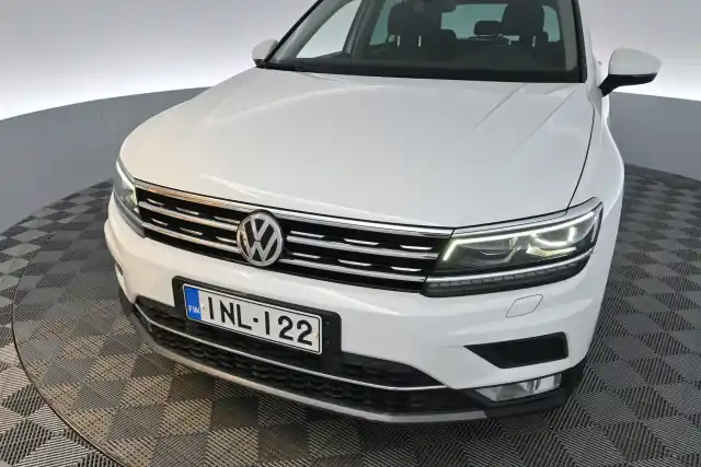 Valkoinen Maastoauto, Volkswagen Tiguan – INL-122