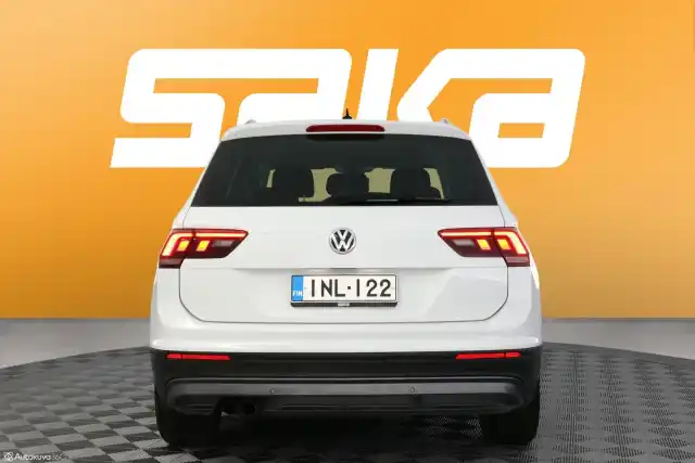 Valkoinen Maastoauto, Volkswagen Tiguan – INL-122