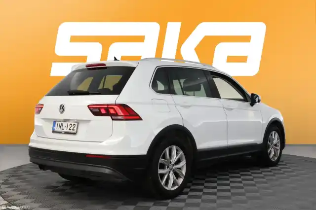 Valkoinen Maastoauto, Volkswagen Tiguan – INL-122