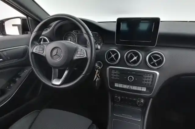 Musta Viistoperä, Mercedes-Benz A – INL-542