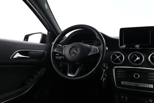 Musta Viistoperä, Mercedes-Benz A – INL-542