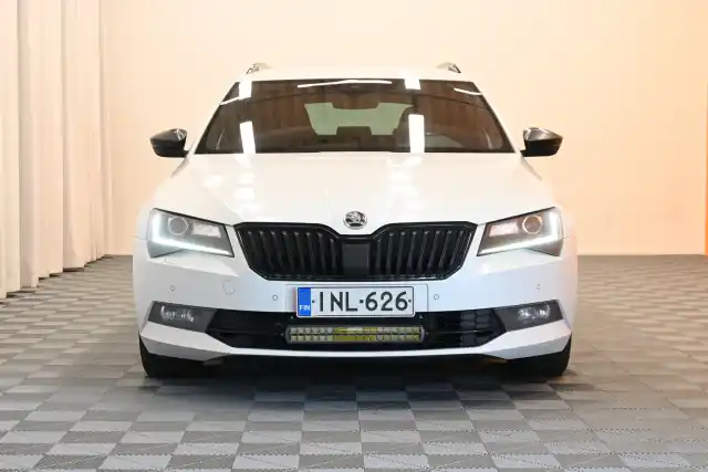 Valkoinen Farmari, Skoda Superb – INL-626