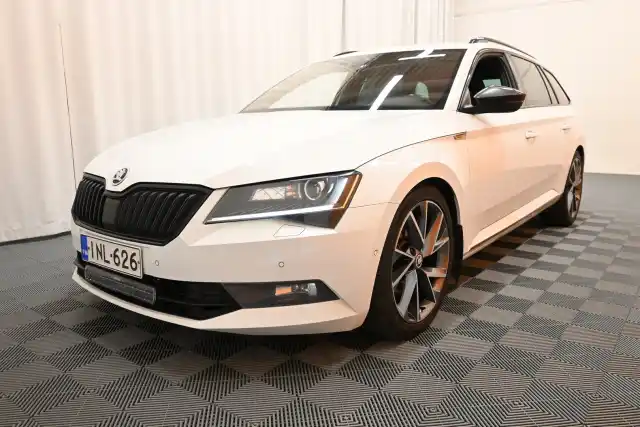 Valkoinen Farmari, Skoda Superb – INL-626