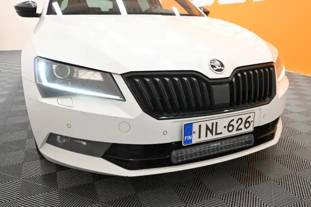 Valkoinen Farmari, Skoda Superb – INL-626