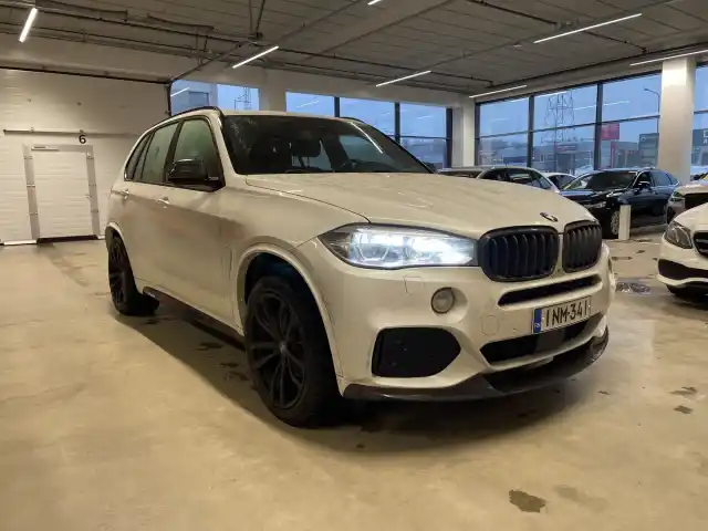 Valkoinen Maastoauto, BMW X5 – INM-341