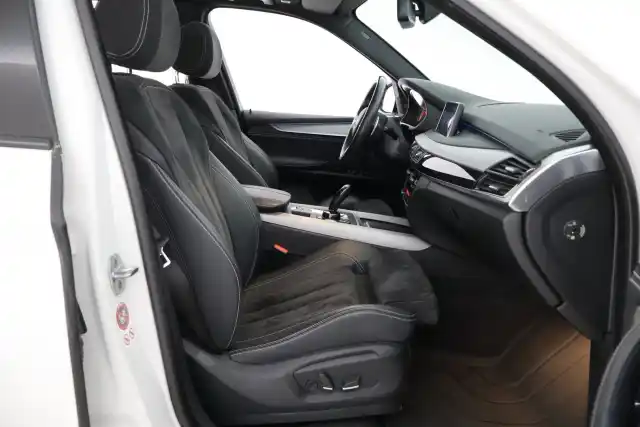 Valkoinen Maastoauto, BMW X5 – INM-341