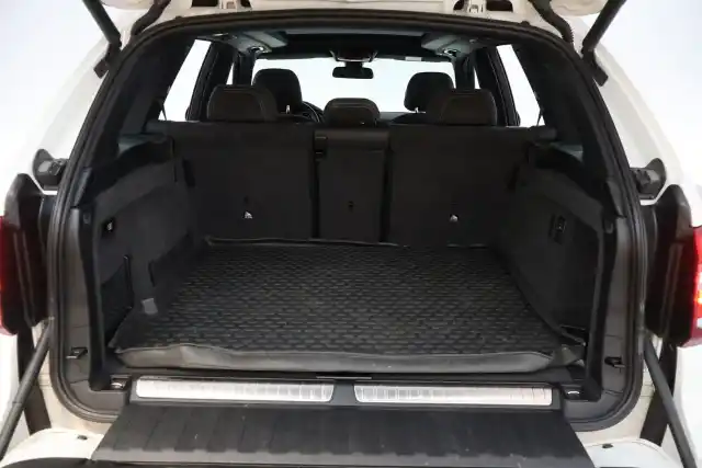 Valkoinen Maastoauto, BMW X5 – INM-341