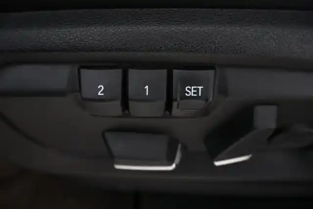 Valkoinen Maastoauto, BMW X5 – INM-341