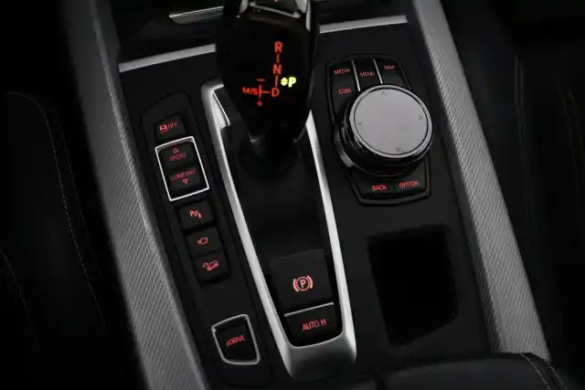 Valkoinen Maastoauto, BMW X5 – INM-341