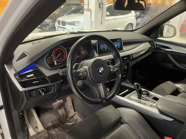 Valkoinen Maastoauto, BMW X5 – INM-341