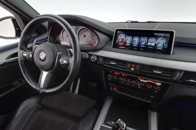 Valkoinen Maastoauto, BMW X5 – INM-341