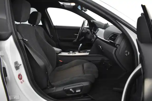 Valkoinen Sedan, BMW 418 – INM-352