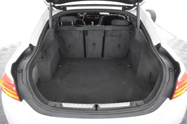 Valkoinen Sedan, BMW 418 – INM-352