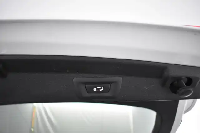 Valkoinen Sedan, BMW 418 – INM-352