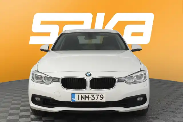 Valkoinen Sedan, BMW 318 – INM-379