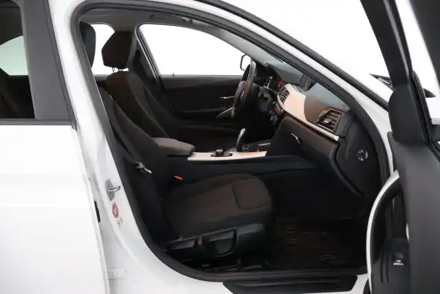 Valkoinen Sedan, BMW 318 – INM-379