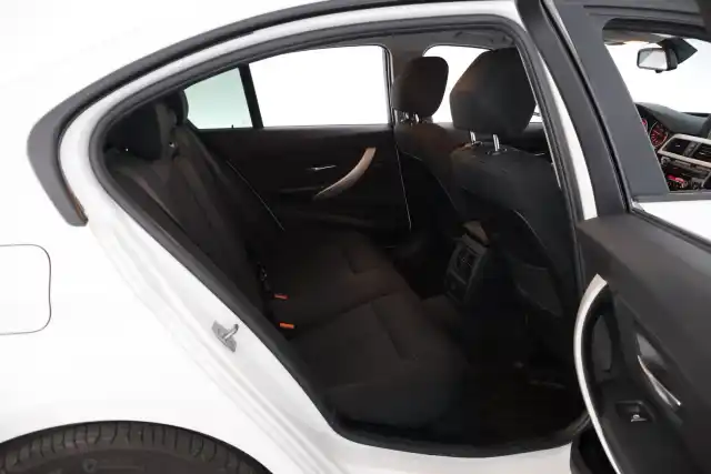 Valkoinen Sedan, BMW 318 – INM-379